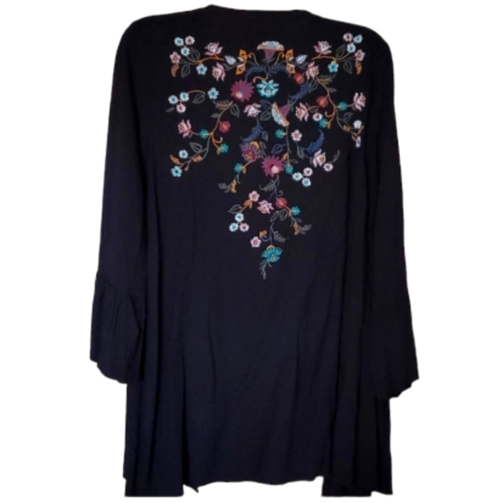 Charming Charlie Womans Embroidered Floral Black Kimono Robe Size Large
